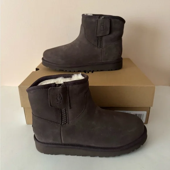UGG Adri Classic Mini Suede Fur Lined Zip Boot. Boy. Girl. Unisex. Size: 4 - Picture 1 of 12